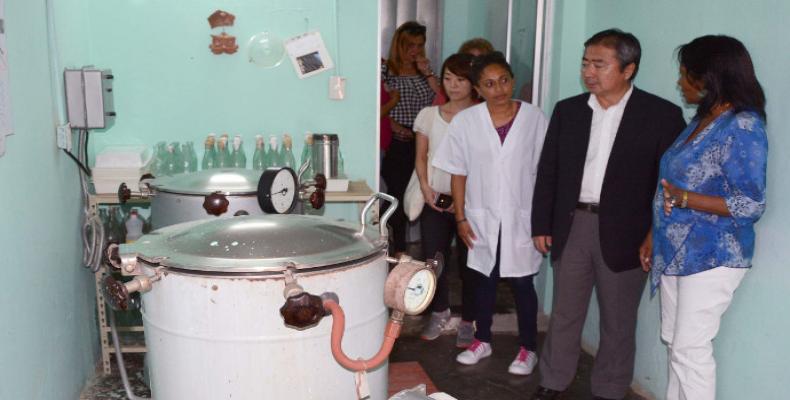L'ambassadeur du Japon à Cuba en visite au centre de reproduction d'entomophages et d'entomopathogènes destinés à combattre les maladies des plantes.