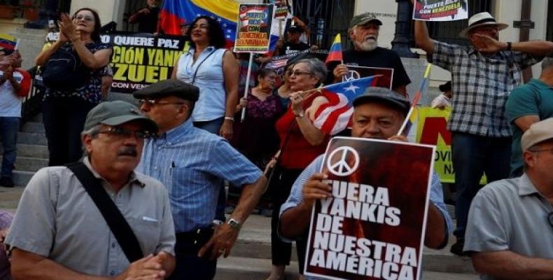 Protesters against U.S. military intervention in Venezuela gathered in front of the Federal Court, Old San Juan, Puerto Rico, Feb. 14, 2019.  Photo: EFE