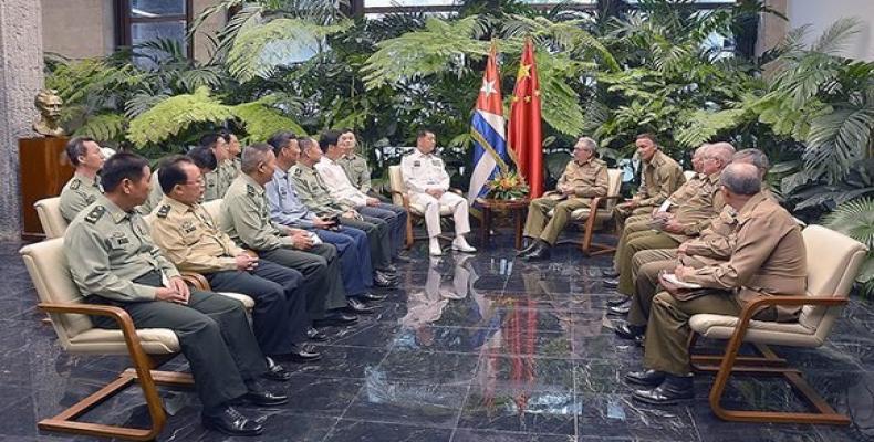Raúl Castro Ruz recibió al Almirante Miao Hua, miembro de la Comisión Militar Central de la República Popular China y director de su Departamento de Trabajo Pol