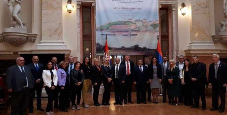 Se reúne grupo parlamentario de Serbia con Héroe cubano. Foto:PL.