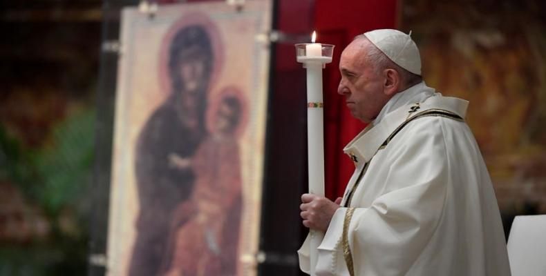 El Papa Francisco encabeza la misa para la Vigilia antes de Pascua en una Basílica de San Pedro vacía por las medidas de confinamiento para evitar los contagios