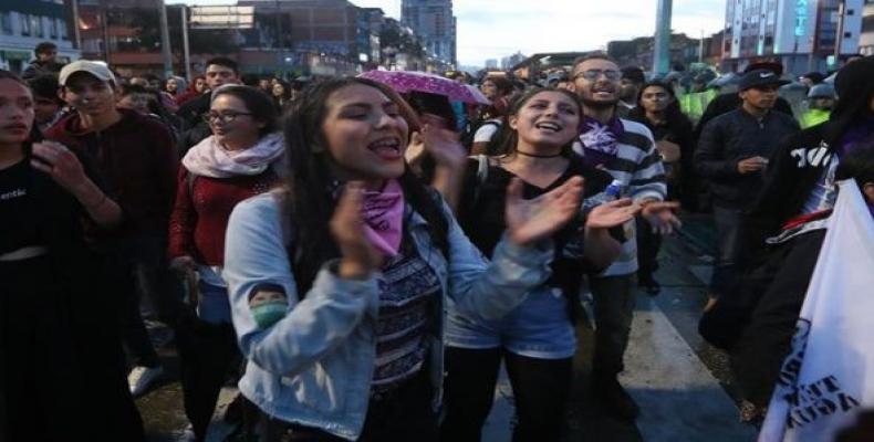 Colombianos protestan frente a sede de Unesco en Bogotá