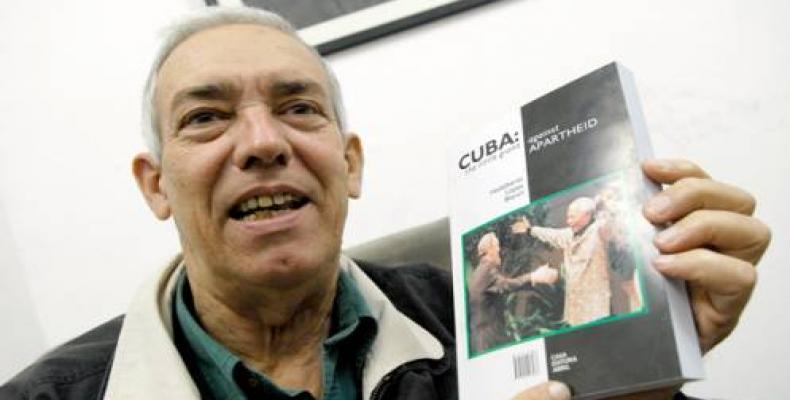 El periodista cubano Hedelberto López Blanch junto a su libro. Foto: Juventud Rebelde