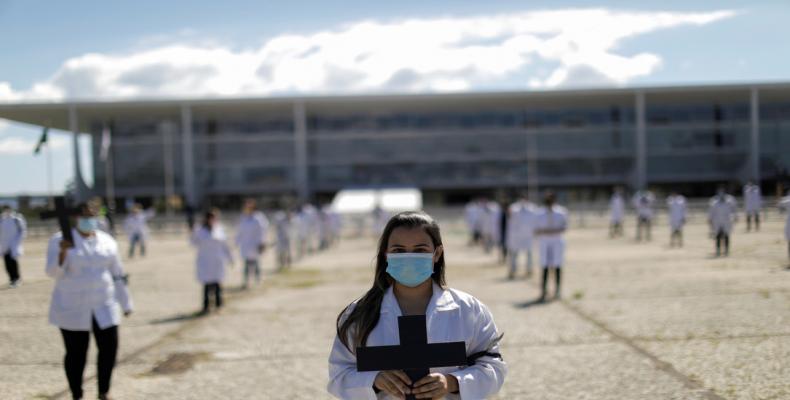 Enfermeras con máscaras protectoras realizan un homenaje en el Día del Trabajador, en Brasilia, Brasil, 1 de mayo de 2020.Ueslei Marcelino / Reuters