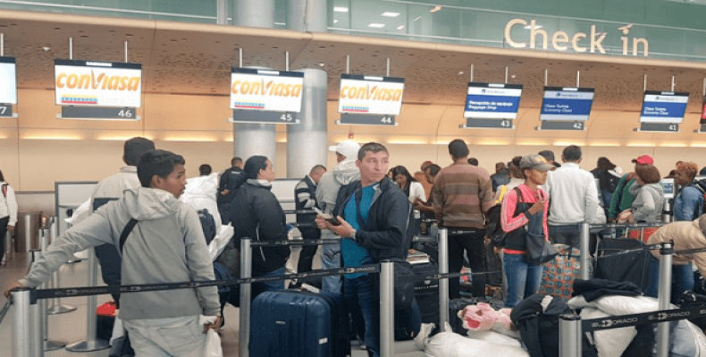 Venezuelans in Bogota airport await to check in to their flight back to Caracas via government's Return to the Homeland Plan.   Photo: Twitter / @EmbaVene_Col
