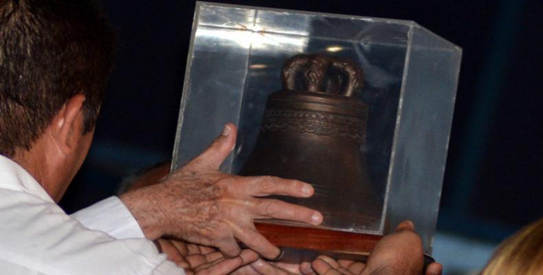  Réplica de la campana del ingenio La Demajagua, de Carlos Manuel de Céspedes, iniciador de la lucha por la libertad de Cuba. Fotos: Omara García