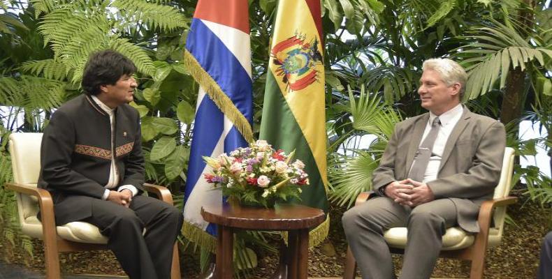 Díaz-Canel (D) y Evo Morales (I) dialogando en La Habana durante una de las visitas del Jefe de Estado boliviano a Cuba. Foto: Archivo