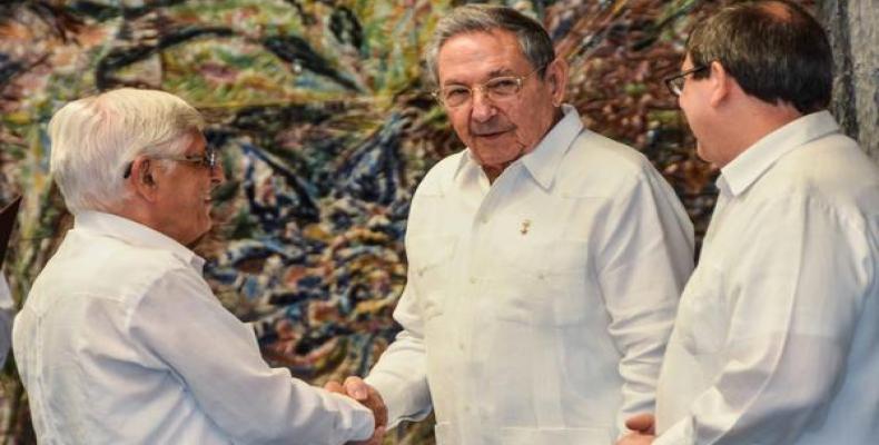 Asiste Raúl Castro al acto de juramento de nuevos embajadores cubanos.