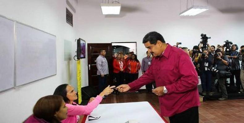 El actual mandatario y favorito en las elecciones, Nicolás Maduro Moros, ejerció en la mañana su derecho al voto. Foto: AVN.