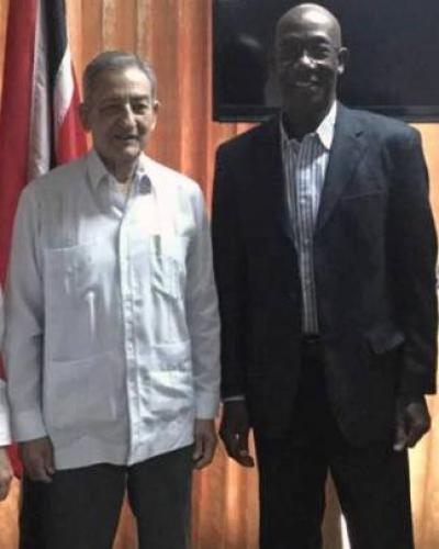 José Ramón Balaguer (I) fue recibido en Puerto España por Keith Rowley (D). Foto tomada de Cubaminrex