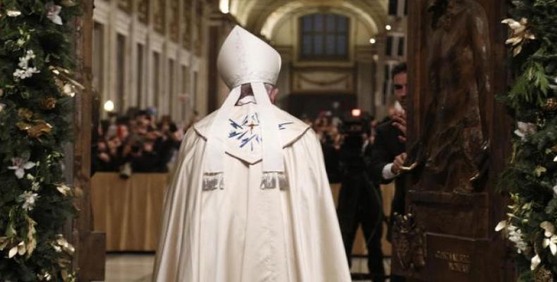 El papa Francisco, en el emotivo momento en que abrió la puerta de la basílica papal Santa María la Mayor (AP).
