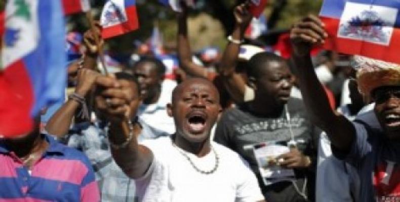 Desde el pasado día 7 de febrero, manifestantes paralizan Puerto Príncipe, la capital haitiana. Fotos: Archivo