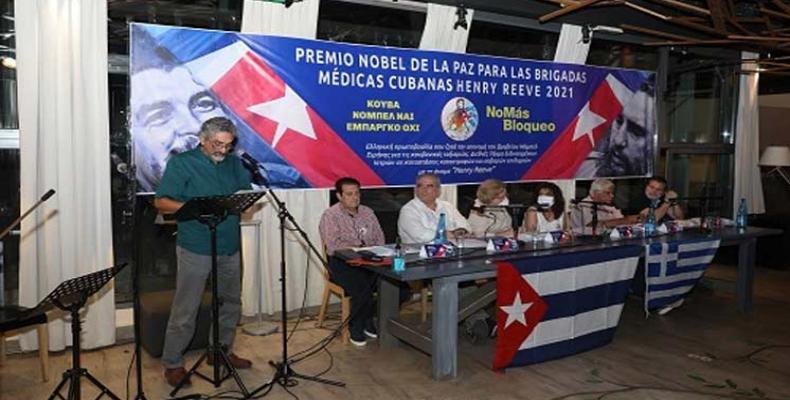 Los amigos griegos reconocen, con su firma, el altruismo de los médicos cubanos. Foto: Embajada de Cuba en Grecia