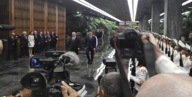 En el Palacio de la Revolución, Díaz-Canel encabezó la ceremonia protocolar de bienvenida al jefe del gobierno español, Pedro Sánchez.Fotos:Cancillería de Cuba