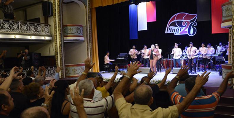 El público pinareño agradeció la entrega cultural en la víspera del Día de la Rebeldía Nacional. Foto:  Abel Rojas Barallobre