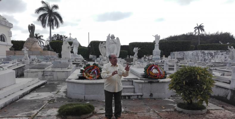 El homenaje al intelectual cubano se realizó con especial peregrinación en la necrópolis capitalina de La Habana.Foto:Autor.Lorenzo Oquendo.