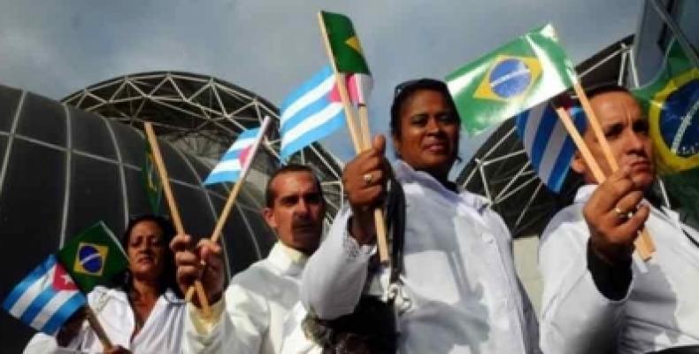 Un primer grupo de 400 profesionales cubanos del programa Más Médicos de Brasil partió este jueves de Brasilia.Foto:Internet.