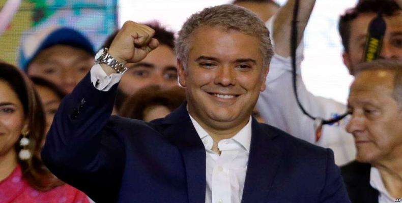 El presidente electo de Colombia, Iván Duque, celebra su victoria en la segunda vuelta. Foto/Voz de América.