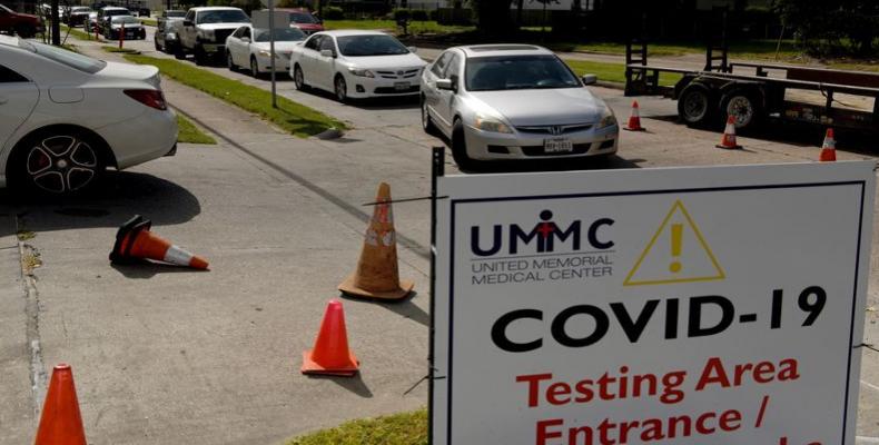 Personas esperan dentro de sus autos para realizarse pruebas para detectar la enfermedad COVID-19, en Houston, Texas, EEUU