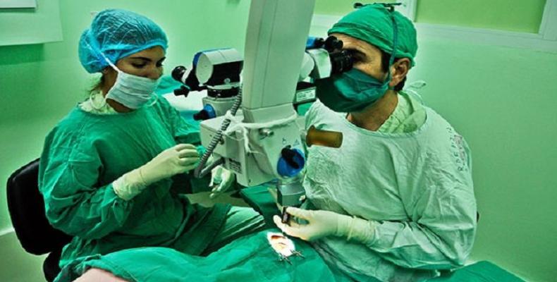 Los uruguayos agradecen a oftalmólogos cubanos que han operado en su país a más de 46 mil personas de cataratas y problemas de visión. Foto: Archivo