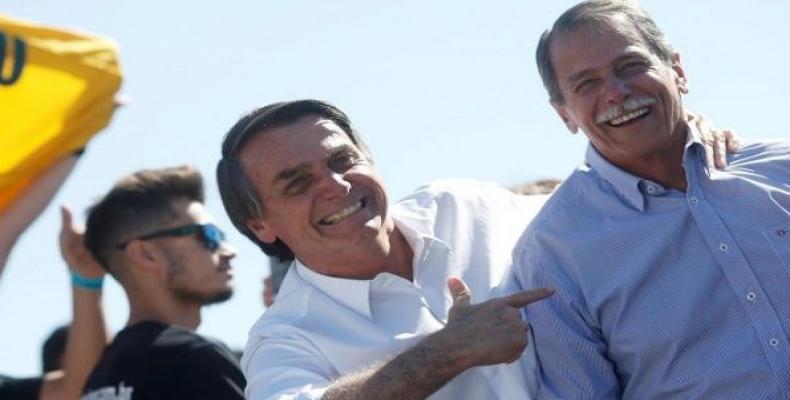 Presidential candidate Jair Bolsonaro (L) and Paulo Chagas, retired General of the Brazilian Army, attend a rally in Taguatinga near Brasilia.   Photo: Reuters