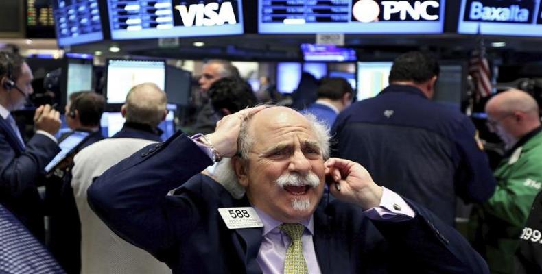 Wall Street drops as investors fear recession  (Photo: File)