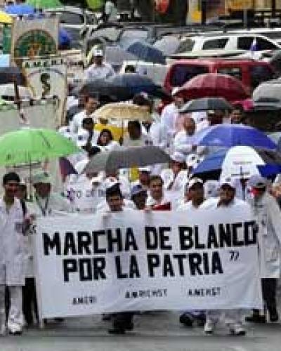 Los docentes panameños de la enseñanza pública declararon este lunes una huelga nacional por 72 horas