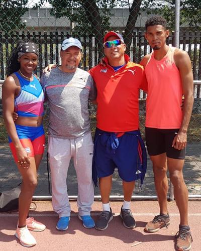 Zurian y Zamora con su entrenador y el médido. Foto: colaborador