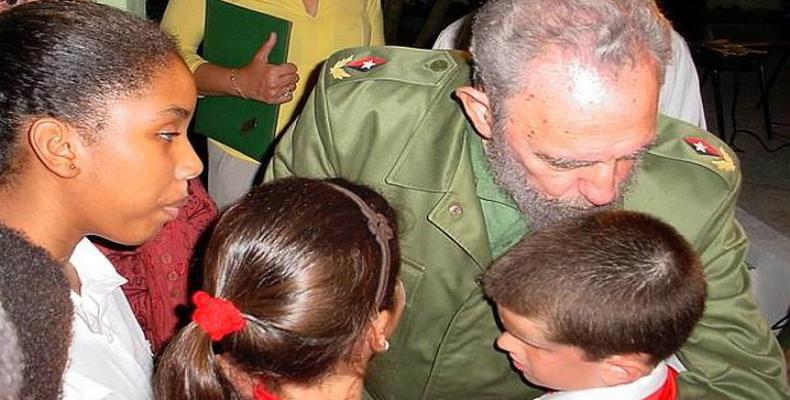 El máximo líder de la Revolución cubana siempre vio en las nuevas generaciones la continuidad del éxito de nuestro proyecto social. Fotos. Archivo