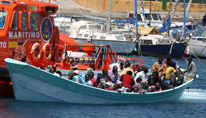  Un barco de guerra griego arribó a la isla de Lesbos, en el mar Egeo, para brindar refugio a migrantes irregulares