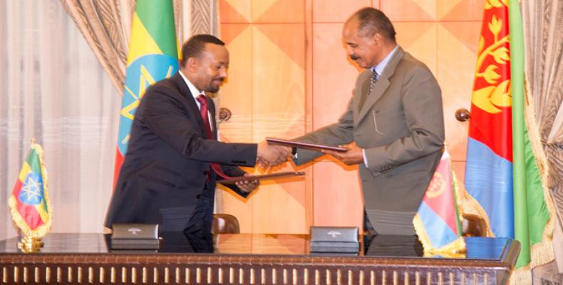 El primer ministro etíope, Abiy Ahmed, a la izquierda, y el presidente eritreo, Isaias Afewerki, a la derecha, firmando el acuerdo. Foto / Noticias 24