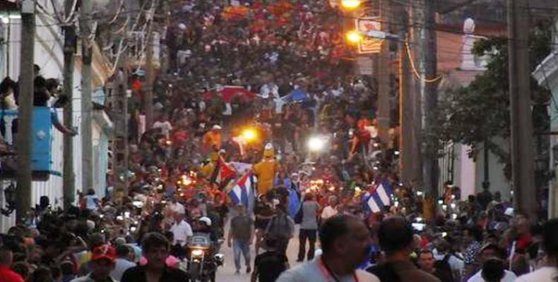 Les habitants de Gibara ont suivi les invités du festival dans la rue 