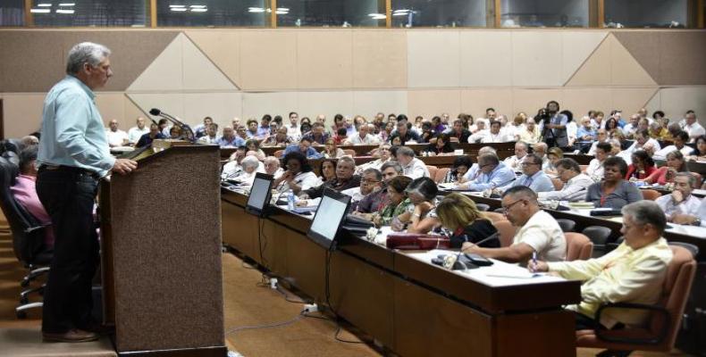 Miguel Díaz-Canel kun membroj de registaraj estraroj kaj entreprenistoj.