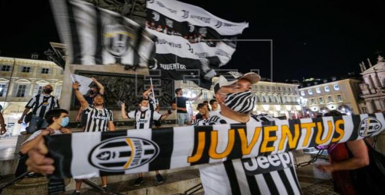Los seguidores de la Juventus celebran su victoria en la Serie A (Scudetto) por novena temporada consecutiva en Turín, Italia, el 26 de julio de 2020. EFE/EPA/T