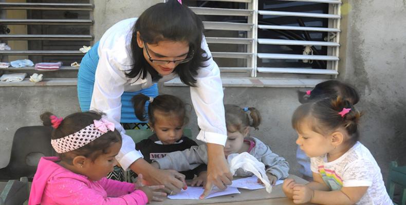 Cuidadora de niños en la central provincia de Villa Clara. Foto: Manuel de Feria/periódico Vanguardia