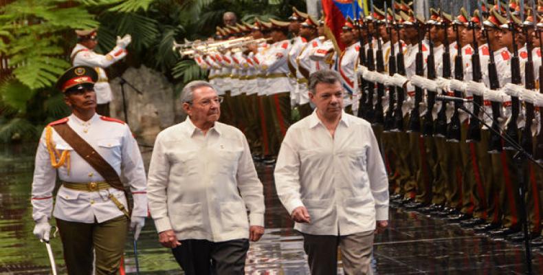 Raúl Castro (C) junto a Juan Manuel Santos (D) en La Habana. Foto: Marcelino Vázquez Hernández/ ACN