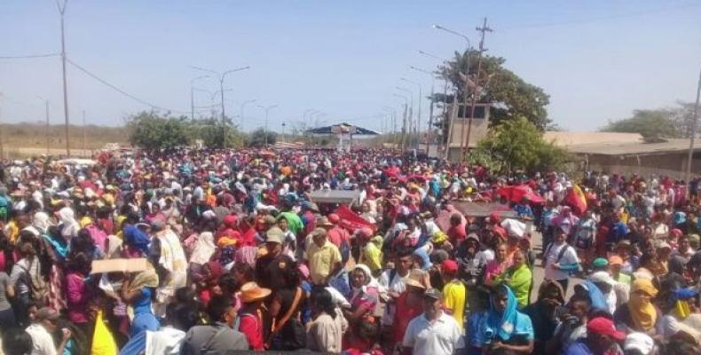 La concentración coreó consignas patrióticas y contra la injerencia de EE.UU. Foto: TeleSur