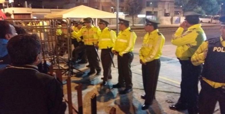 Agentes policiales custodian el CNE ecuatoriano