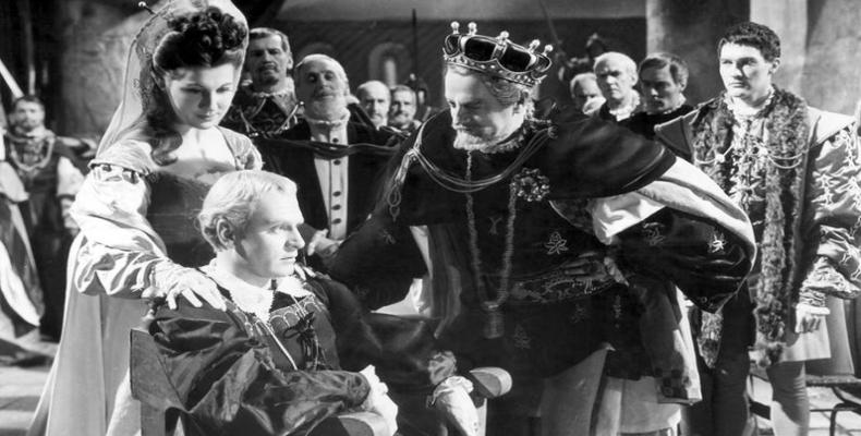La versión de 1948 de Hamlet por el gran Laurence Olivier (sentado).