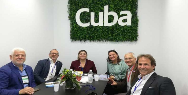 Los representantes cubanos en el evento muestran satisfacción por el éxito de su empresa. Foto: PL
