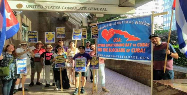 Cuba friends in Canada demand end of U.S. blockade on Cuba. Photo: PL