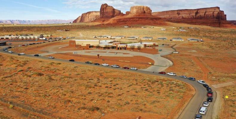 Indios navajos se alinean en sus vehículos para acceder al Centro de Salud Oljato cerca de Monument Valley, Arizona, Utah, el 17 de abril de 2020.   -   Derecho