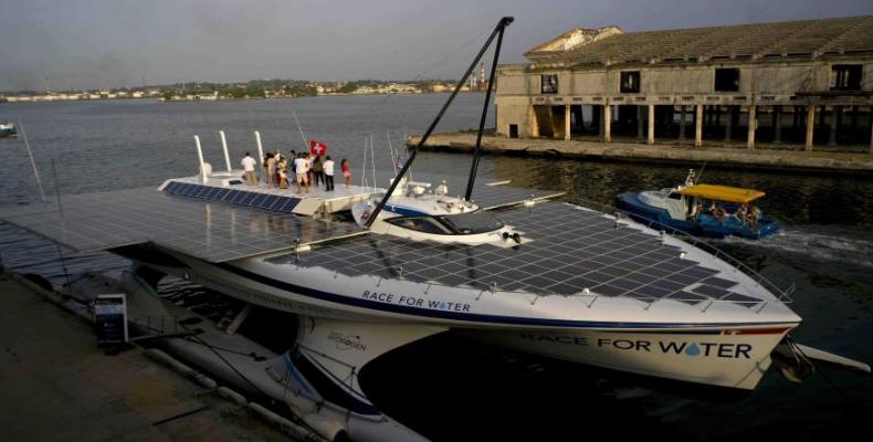 Se trata de  un barco impulsado por energía solar e hidrógeno. Foto/ El Nuevo Día.