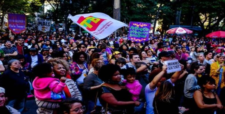 Mujeres piden fora Temer en Sao Paulo