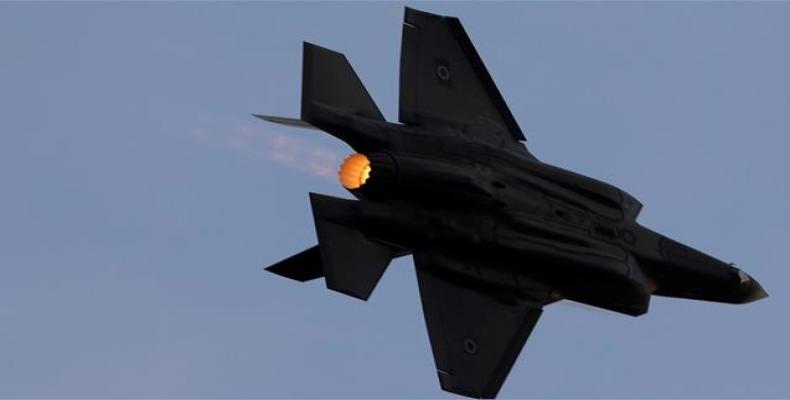 An F-35 fighter jet operated by the Israeli regime flies during an aerial demonstration at the Hatzerim Airbase, on December 29, 2016.  Photo: Reuters