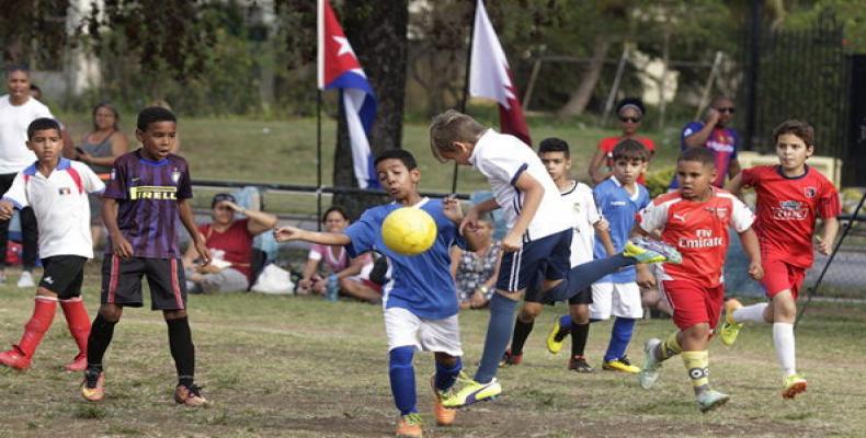 Juego de fútbol de niños. Foto: Calixto N.Llanes