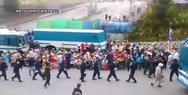 Okinawans protest construction of U.S. military base.  Photo: AP