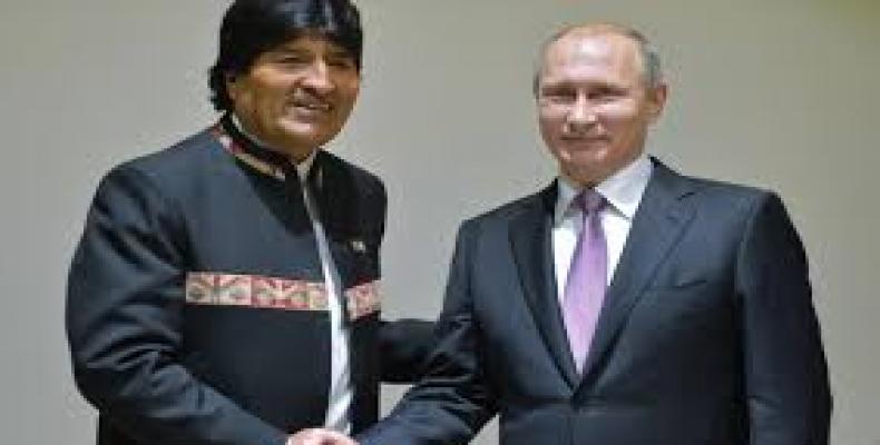 Vladimir Putin (dcha.) estrecha la mano de su par boliviano, Evo Morales. Foto: HispanTV