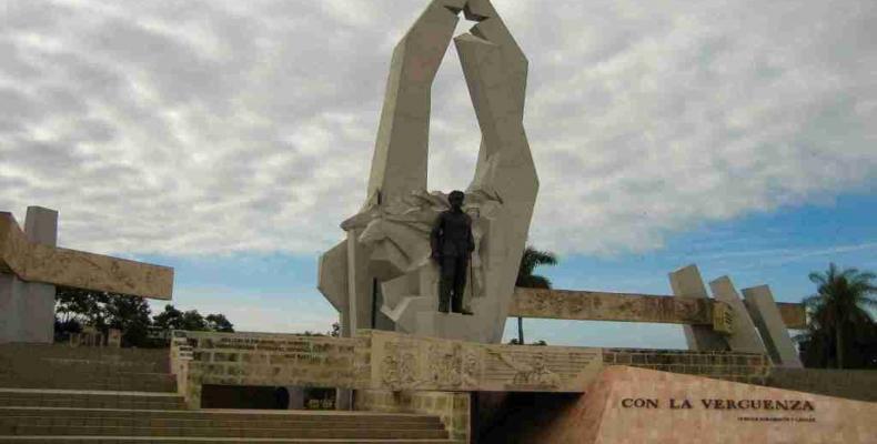 Los cubanos recuerdan al Mayor General Ignacio Agramonte, en ocasión del 145 aniversario de su caída en combate.Foto:ACN.