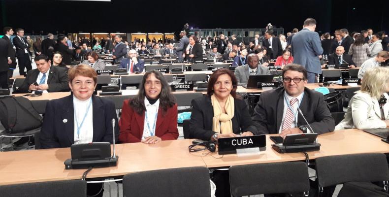 Elba Rosa Pérez (tercera de izquierda a derecha) junto a otros especialistas cubanos. Foto tomada de la ACN